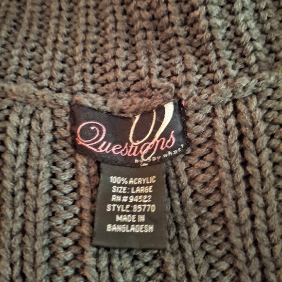 Questions Gray Women's Knit Sweater with Wooden Buttons - Picture 5 of 5